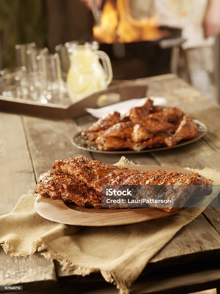 Côtes de porc et du poulet au barbecue - Photo de Gril libre de droits