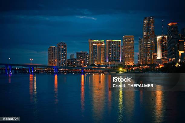 Skyline Del Centro Di Miami Bayfront - Fotografie stock e altre immagini di Notte - Notte, Miami Beach - Miami, Miami