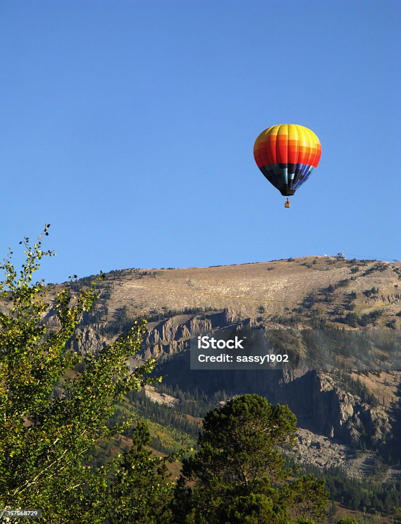 Balon na ogrzane powietrze nad górami Grand Teton - Zbiór zdjęć royalty-free (Balon na ogrzane powietrze)