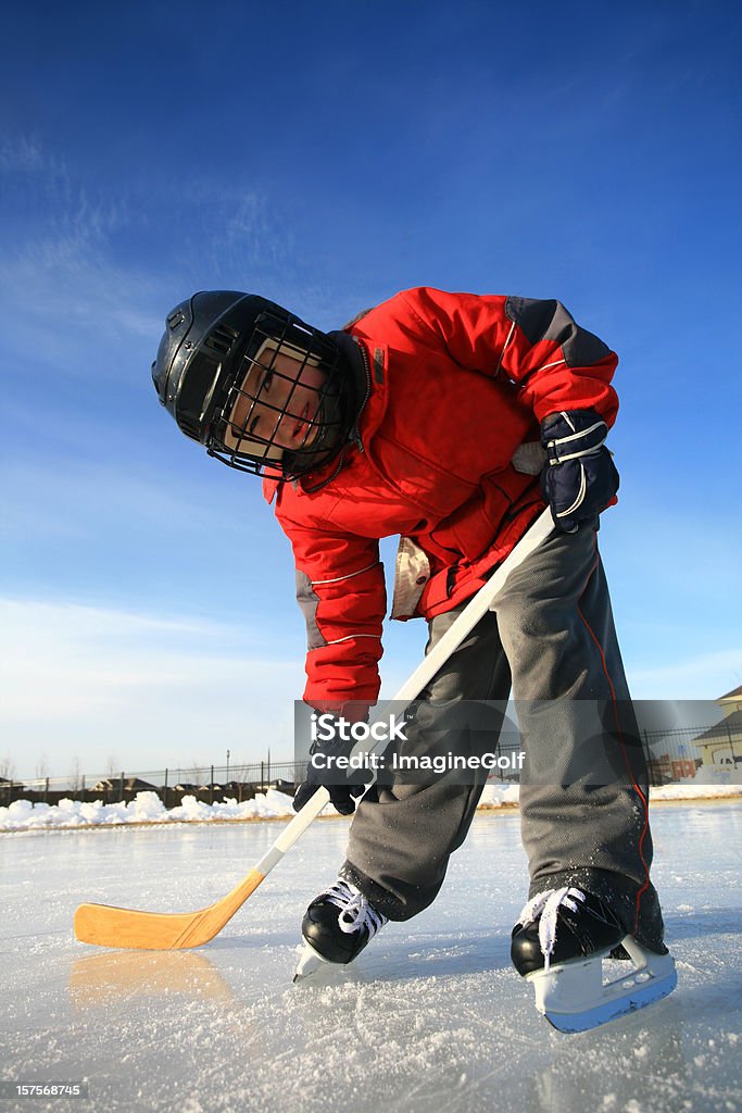 Giovane giocatore di Hockey su ghiaccio - Foto stock royalty-free di Bambino