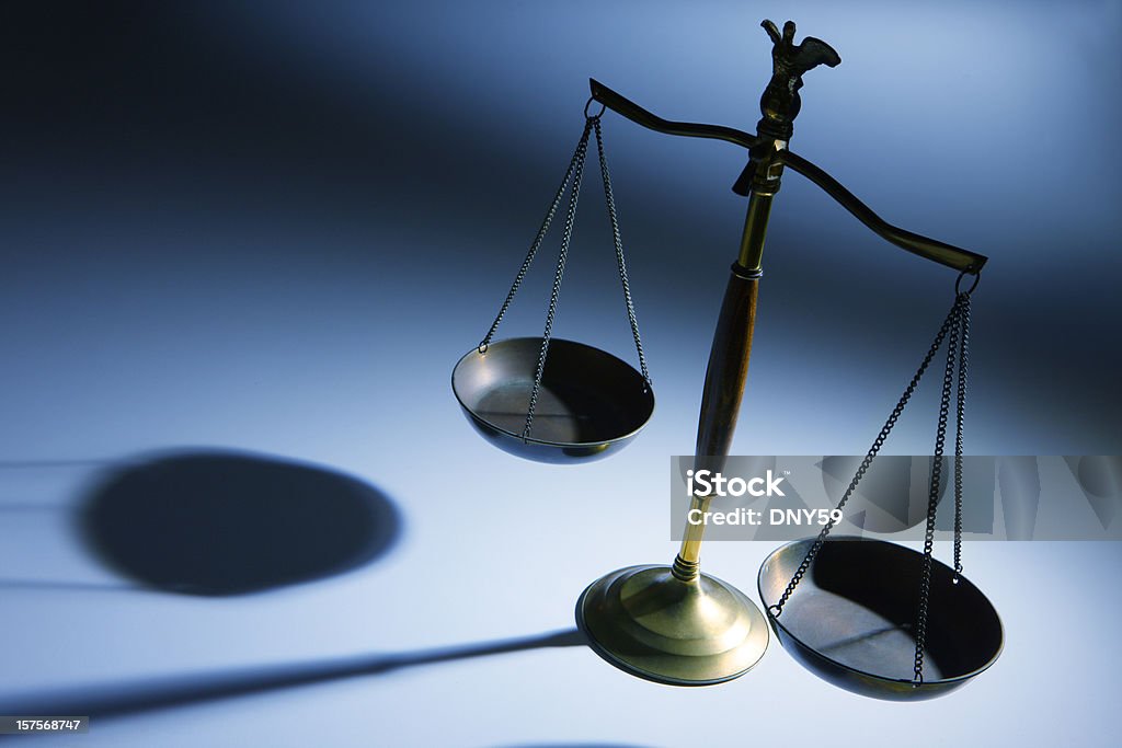 Lone Justiz-Skala auf einfachen blauen Hintergrund - Lizenzfrei Waage der Gerechtigkeit Stock-Foto