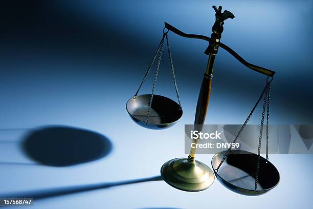 Lone Justizskala Auf Einfachen Blauen Hintergrund Stockfoto und mehr Bilder von Waage der Gerechtigkeit - Waage der Gerechtigkeit, Waage - Gewichtsmessinstrument, Gerechtigkeit