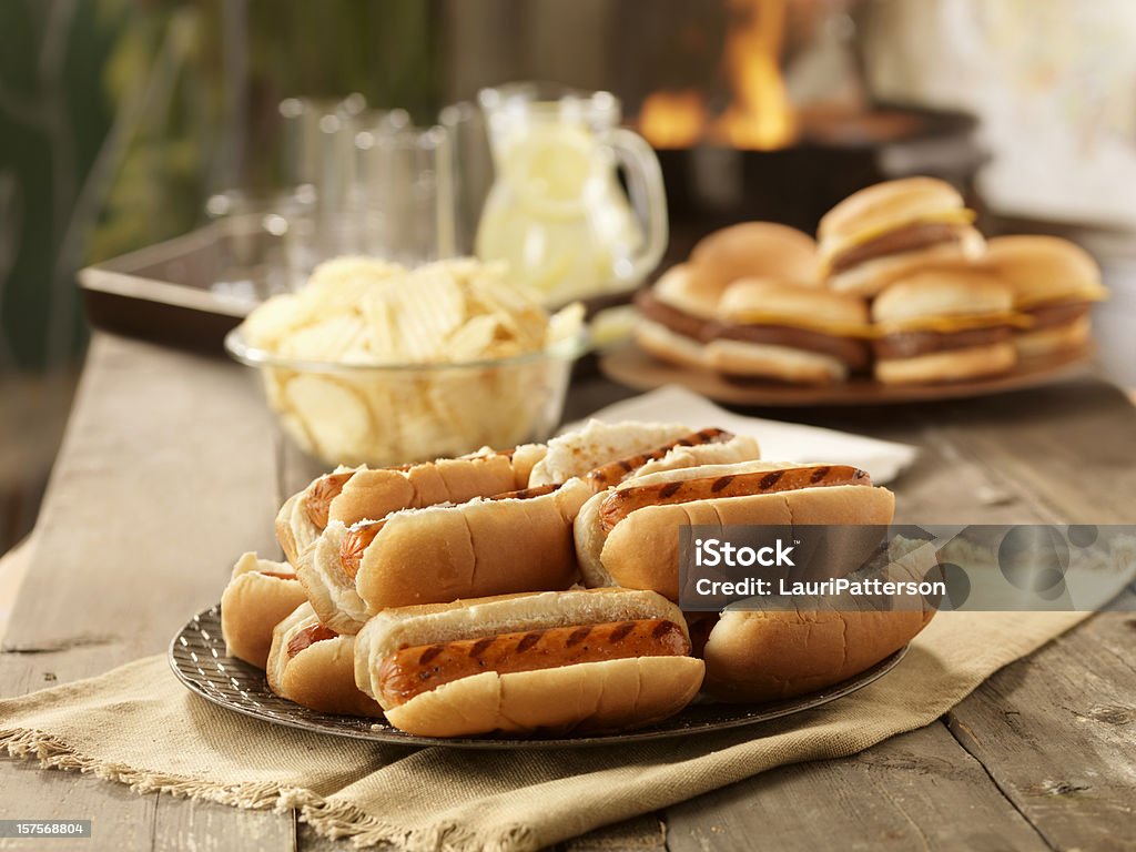 Barbecue Hot dog in un Picnic - Foto stock royalty-free di Hot Dog