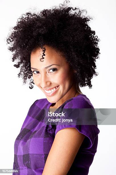 Hermosa Mujer Con Pelo Rizado Castaño Coqueteando En La Cámara Foto de stock y más banco de imágenes de Foto de estudio