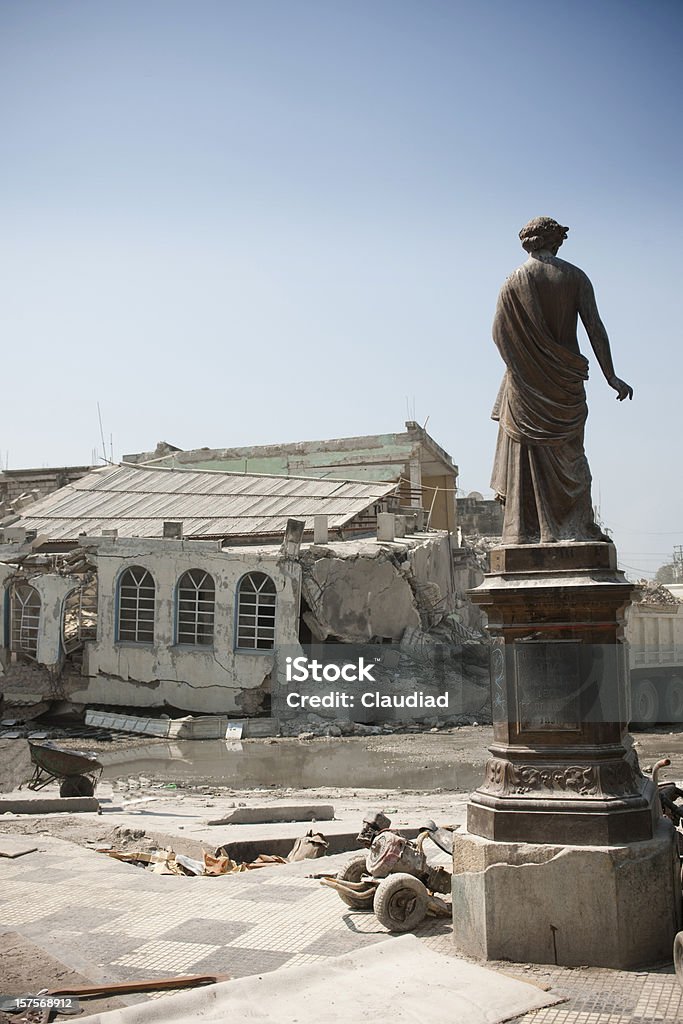 Estatua y destruir a la ciudad - Foto de stock de Estatua libre de derechos