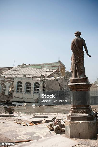 Estatua Y Destruir A La Ciudad Foto de stock y más banco de imágenes de Estatua - Estatua, Derribado, Haití