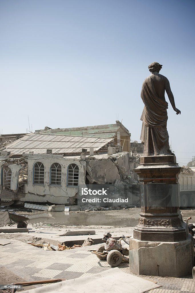 A estátua e destruídas cidade - Foto de stock de Estátua royalty-free