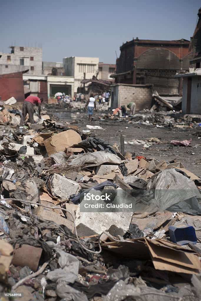 Persone raccogliendo spazzatura - Foto stock royalty-free di Africa
