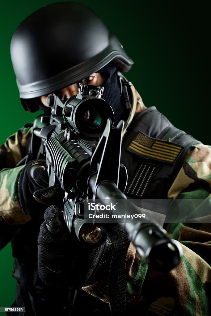 marine soldier mirando hacia abajo el alcance - Foto de stock de Accesorio de cabeza libre de derechos