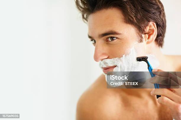 Foto de Jovem Inteligente Homem De Barba Usando Uma Lâmina e mais fotos de stock de Homens