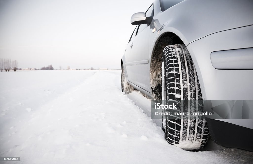 Automóvel em pé na neve street - Foto de stock de Azul royalty-free