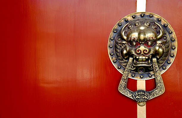 leone asiatico batacchio su sfondo rosso - entrance door old ancient foto e immagini stock
