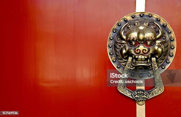 Leone Asiatico Batacchio Su Sfondo Rosso - Fotografie stock e altre immagini di Cultura cinese - Cultura cinese, Porta, Cina