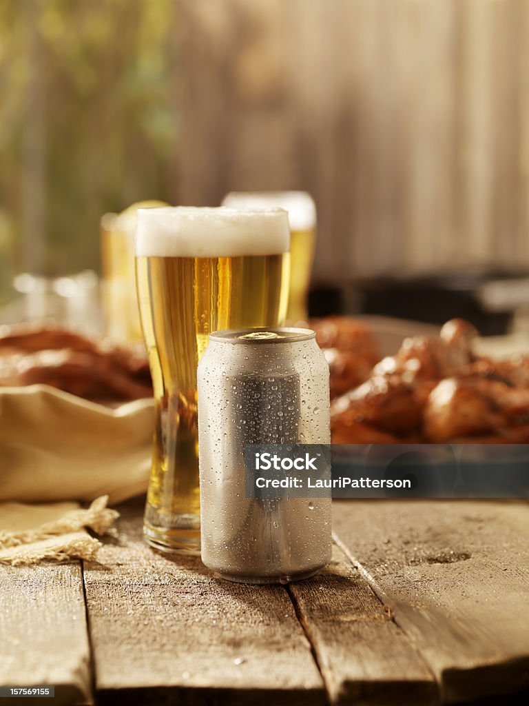 Cervejas e churrasco de frango - Foto de stock de Cerveja royalty-free