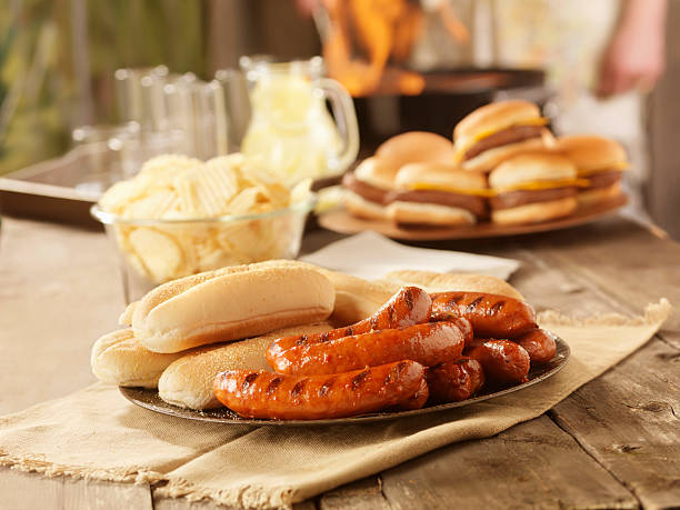 hot dogs bbq em um piquenique - sausage bratwurst barbecue grill barbecue imagens e fotografias de stock