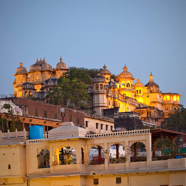 городской дворец в udaipur, india (индия - jaipur city palace стоковые фото и изображения