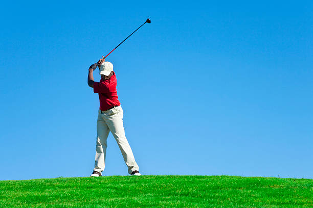 oscillazione di golf - golf playing teeing off men foto e immagini stock