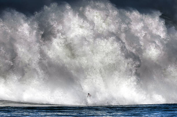 surfing w aerozolu - big wave surfing zdjęcia i obrazy z banku zdjęć