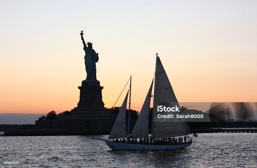 Estátua de liberdade ao pôr do sol - Royalty-free Adulação Foto de stock