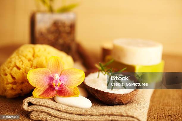 Rosemary En Sales De Baño En Una Cuchara De Madera Exfoliación Foto de stock y más banco de imágenes de Armonía - Concepto