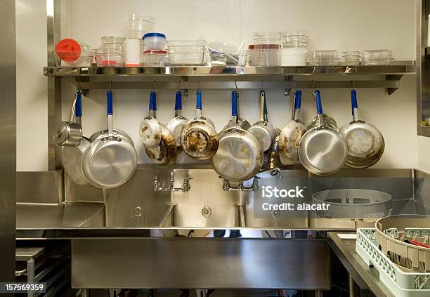 Foto de Pia E Panelas e mais fotos de stock de Cozinha comercial - Cozinha comercial, Frigideira - Panela, Aço Inoxidável