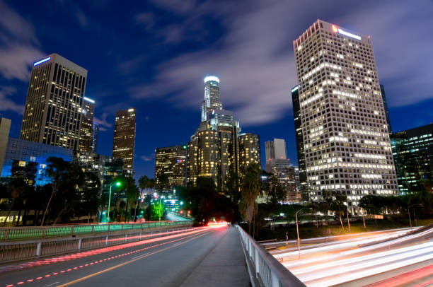 centro de la ciudad de los ángeles en el crepúsculo - 4th street bridge fotografías e imágenes de stock