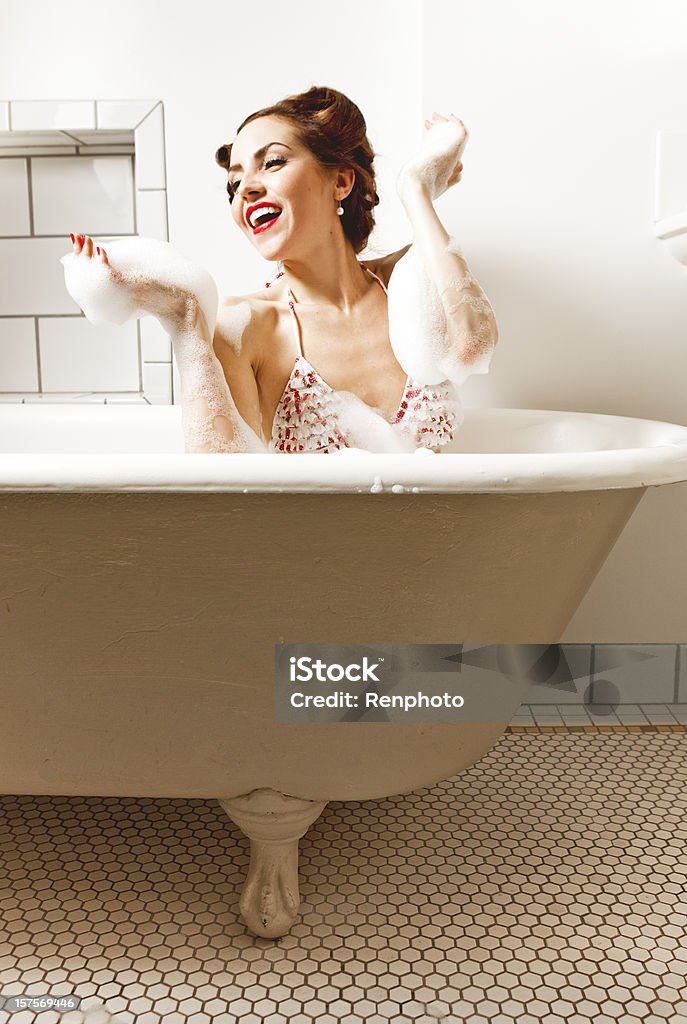 Retrò Pin-up: Nella vasca da bagno - Foto stock royalty-free di Acconciatura all'insù