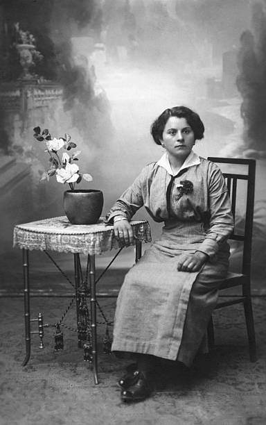 молодая женщина в 1920.black и белый - sitting flower female studio shot стоковые фото и изображения