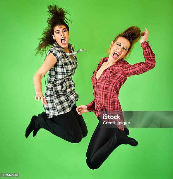 Adolescentes Salto Y Gritar Foto de stock y más banco de imágenes de 16-17 años - 16-17 años, 18-19 años, 20 a 29 años