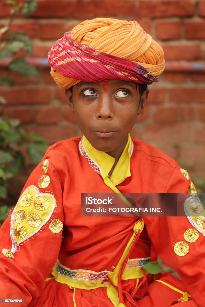 Ritratto di un giovane indiano - Foto stock royalty-free di Accappatoio