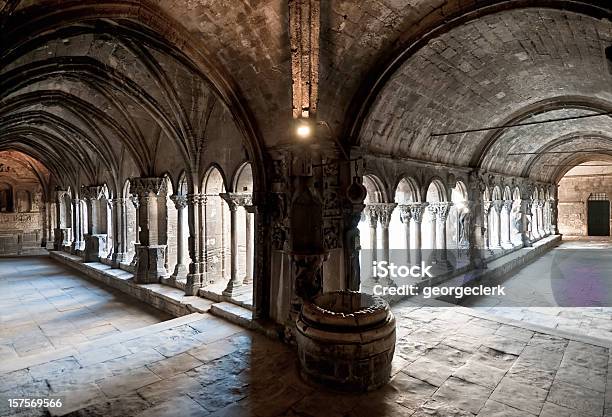 Mittelalterliche Stonekorridor Stockfoto und mehr Bilder von Eingangshalle - Wohngebäude-Innenansicht - Eingangshalle - Wohngebäude-Innenansicht, Kirche, Korridor