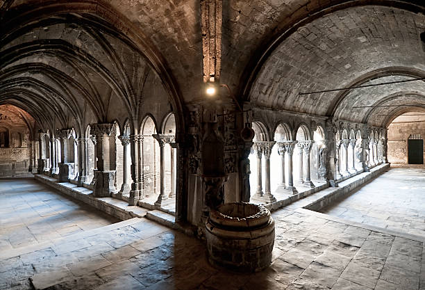 medieval stone corredor - spooky corridor horror entrance hall fotografías e imágenes de stock