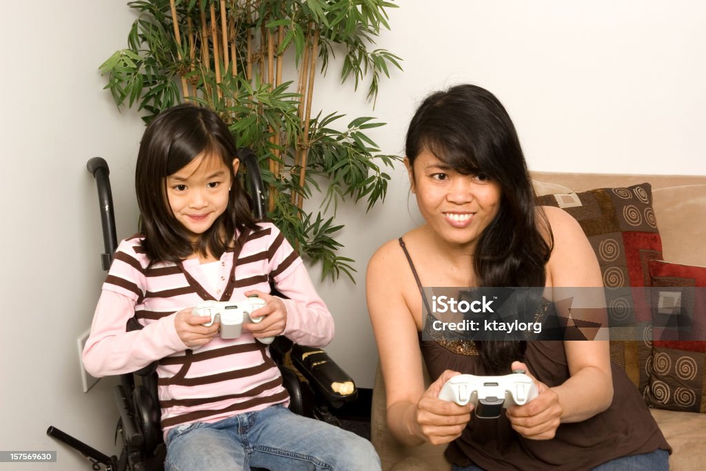 Madre e hija jugando videojuegos - Foto de stock de Madre libre de derechos