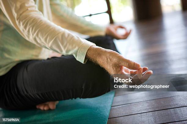 Clase De Yoga Foto de stock y más banco de imágenes de 30-39 años - 30-39 años, Actividades y técnicas de relajación, Adulto