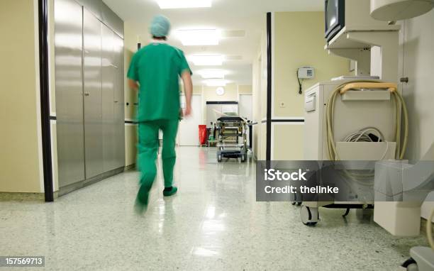 Chirurg Hurrying An Einem Krankenhausetage Stockfoto und mehr Bilder von Entbindungsstation - Entbindungsstation, Krankenpflegepersonal, Bewegungsunschärfe