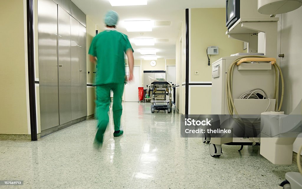 Cirurgião hurrying ao longo de um hospital Chão - Royalty-free Berçário de hospital Foto de stock