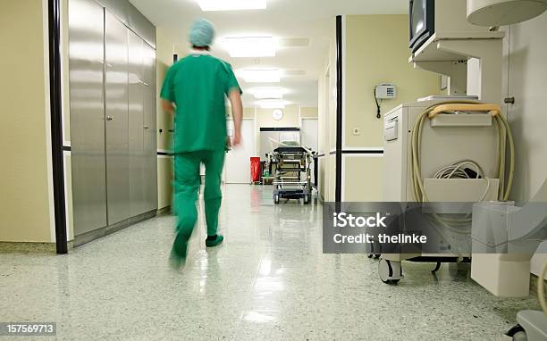 Cirurgião Hurrying Ao Longo De Um Hospital Chão - Fotografias de stock e mais imagens de Berçário de hospital - Berçário de hospital, Profissional de enfermagem, Hospital
