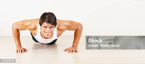 Chico Joven Haciendo Ejercicio Push Ups En El Gimnasio Foto de stock y más banco de imágenes de Bien parecido