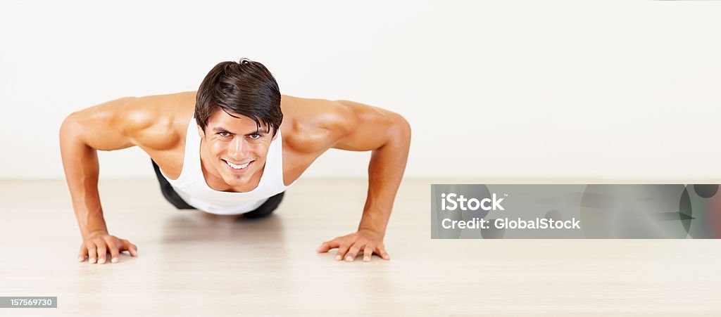 Fitness jovem rapaz fazendo push ups em um ginásio - Royalty-free Bonito - pessoa Foto de stock