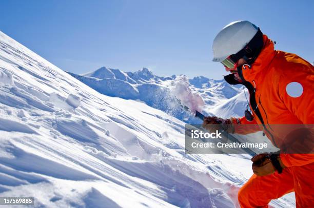 Man 子供アバランチ - 雪崩のストックフォトや画像を多数ご用意 - 雪崩, 救う, 山