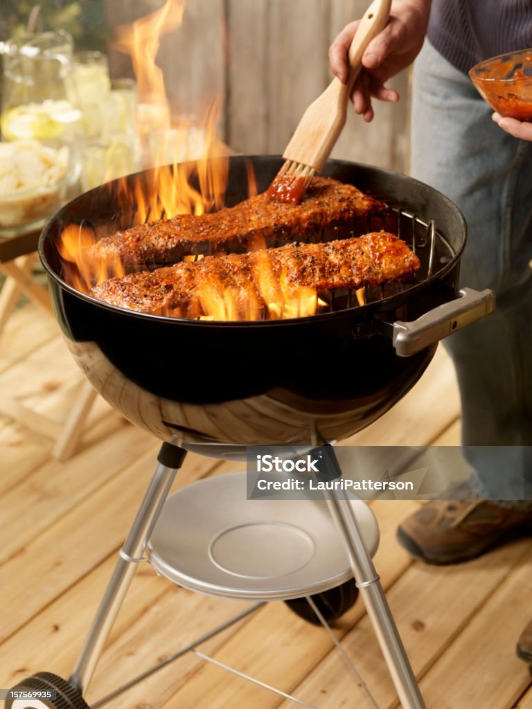 Bords-côtes sur le barbecue au charbon de bois - Photo de Aliment libre de droits