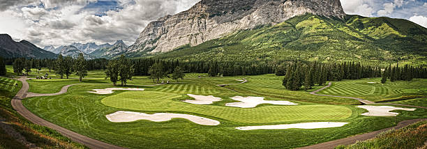 campo da golf di montagna - golf panoramic golf course putting green foto e immagini stock