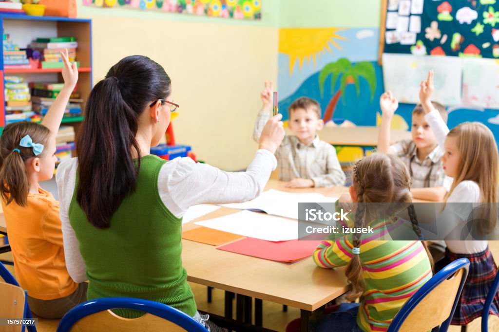 Escola crianças, levantar as mãos - Foto de stock de 6-7 Anos royalty-free