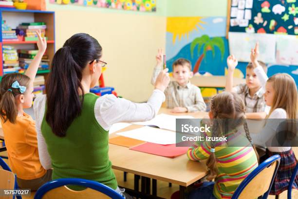 Foto de Escola Crianças Levantar As Mãos e mais fotos de stock de 6-7 Anos - 6-7 Anos, Aluno de Primário, Aprender