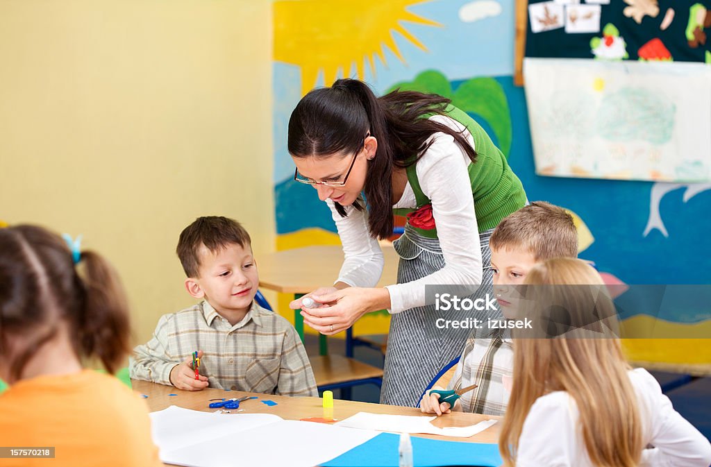 Lehrer helfen Schüler mit Grafik - Lizenzfrei 6-7 Jahre Stock-Foto