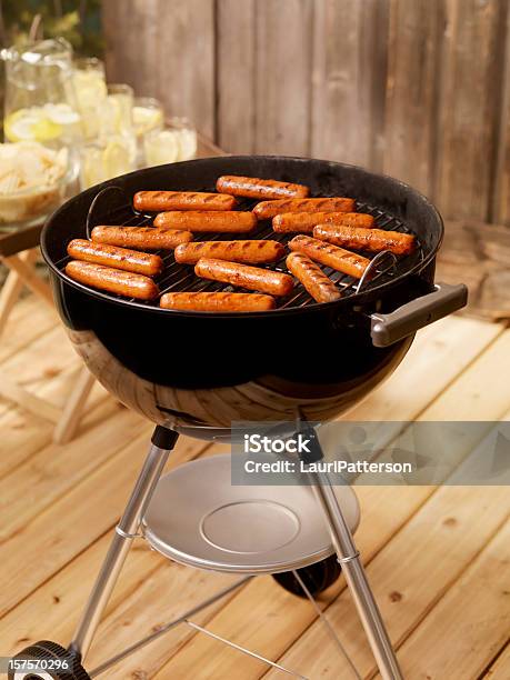 Hotdogs Em Um Carvão Bbq - Fotografias de stock e mais imagens de Churrascada - Churrascada, Grelhador, Alimentação Não-saudável