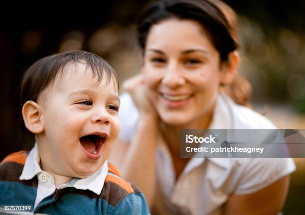 Kind Und Frau Lachen Stockfoto und mehr Bilder von 12-17 Monate - 12-17 Monate, Eltern, Erwachsene Person