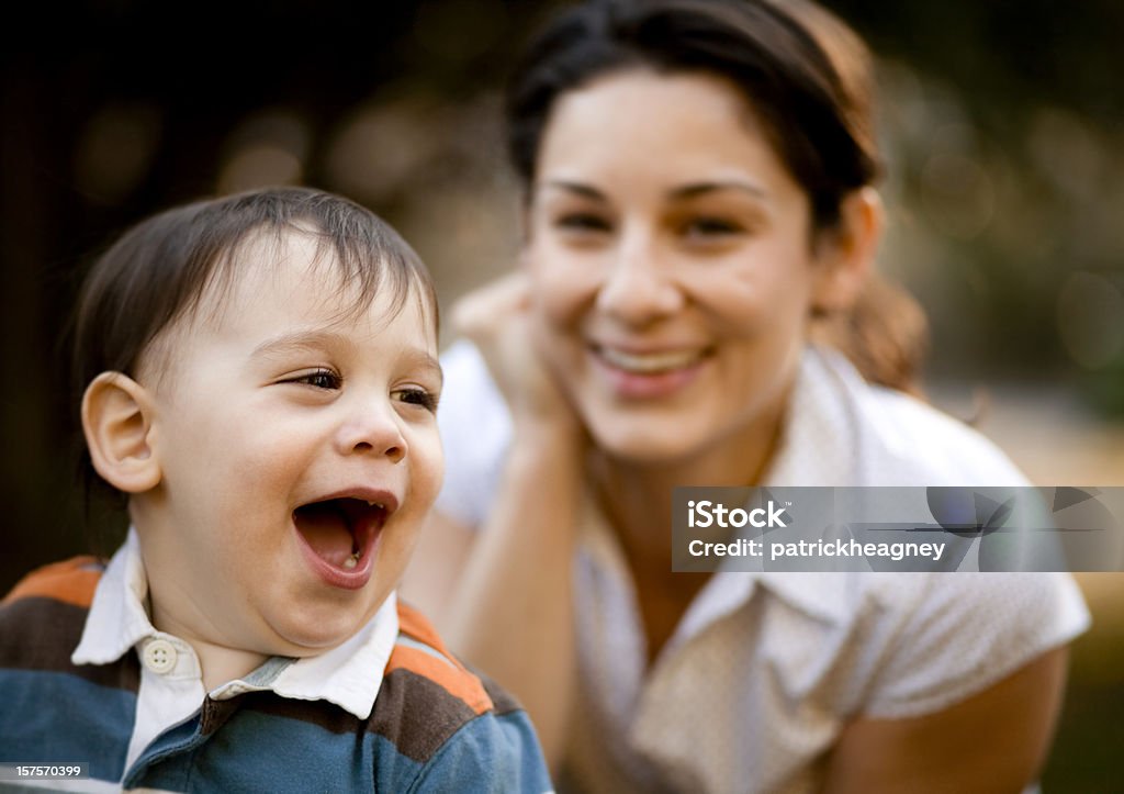 Niño y mujer sonriente - Foto de stock de 12-17 meses libre de derechos