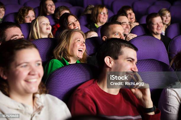 Feliz Cine Público Foto de stock y más banco de imágenes de Audiencia - Audiencia, Largometrajes, Sala de cine
