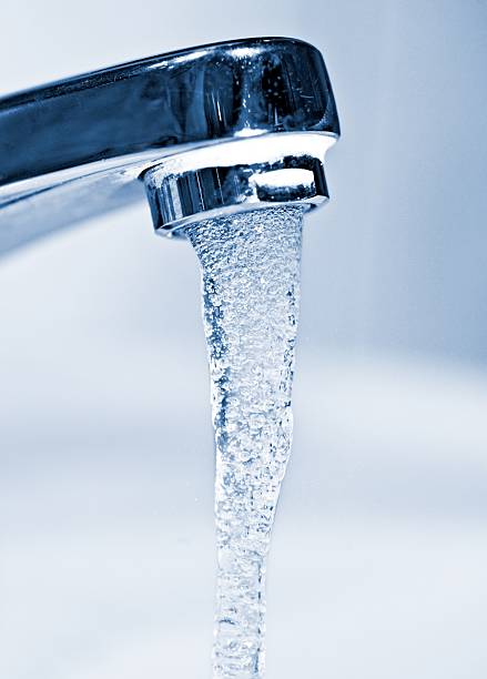 wasserhahn läuft - sinken stock-fotos und bilder